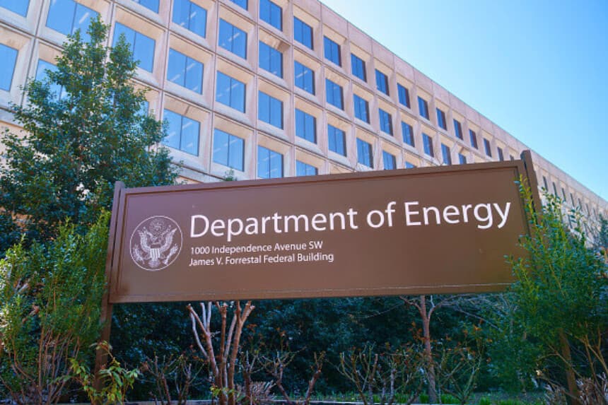 WASHINGTON, DC - 18 DE MARZO: El edificio del Departamento de Energía de los Estados Unidos se ve detrás de un letrero que indica la ubicación de la sede de la agencia el 18 de marzo de 2025, en Washington, DC. (Foto de J. David Ake/Getty Images).