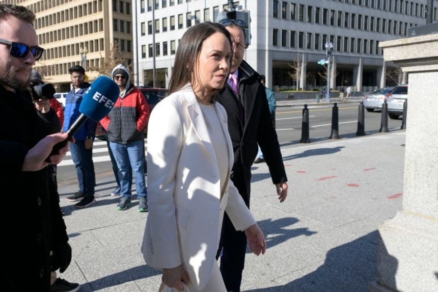 La líder opositora venezolana y Premio Nobel de la Paz, María Corina Machado, llega a la Casa Blanca este jueves, en Washington D. C., EE. UU. Machado llegó para un almuerzo con el presidente de Estados Unidos, Donald Trump, menos de dos semanas después de la captura de Nicolás Maduro por fuerzas estadounidenses. (EFE/Lenin Nolly)
