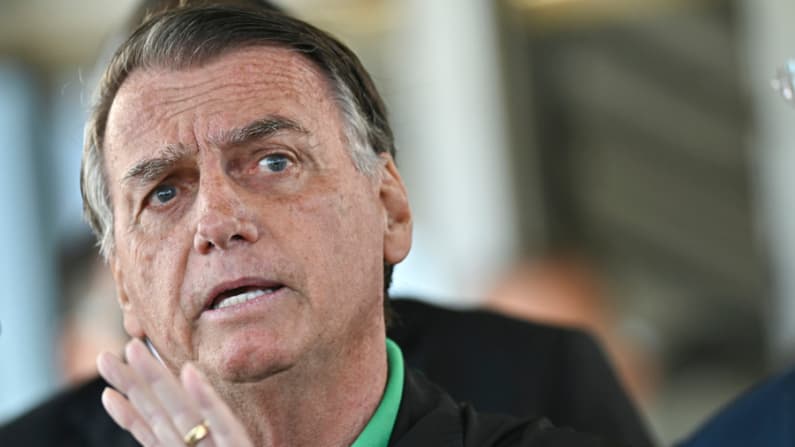 El expresidente de Brasil Jair Bolsonaro permanece en cuidados intensivos