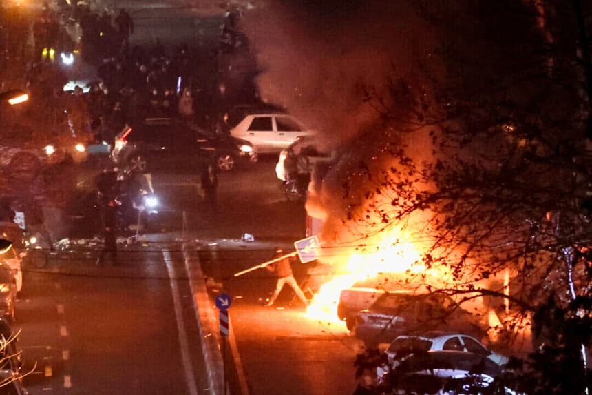 Manifestantes iraníes se reúnen en una calle durante una protesta por la caída del valor de la moneda, en Teherán, Irán, el 8 de enero de 2026. Stringer/WANA (Agencia de Noticias de Asia Occidental a través de Reuters).