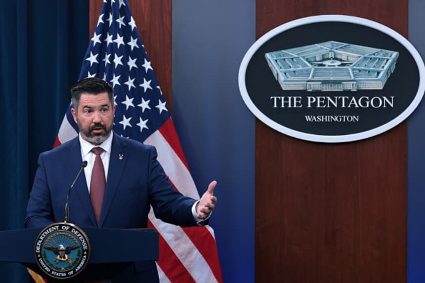 El portavoz jefe del Pentágono, Sean Parnell, habla durante una rueda de prensa en el Pentágono, el 17 de marzo de 2025 en Arlington, Virginia. (Alex Wong/Getty Images)