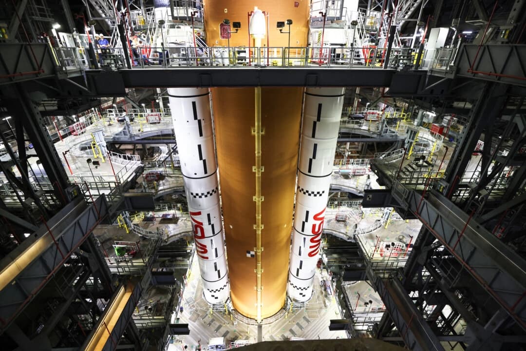 La etapa central de Artemis II se eleva a la Bahía Alta 3 dentro del Edificio de Ensamblaje de Vehículos en el Centro Espacial Kennedy en Florida el 23 de marzo de 2025. (Frank Michaux/NASA)
