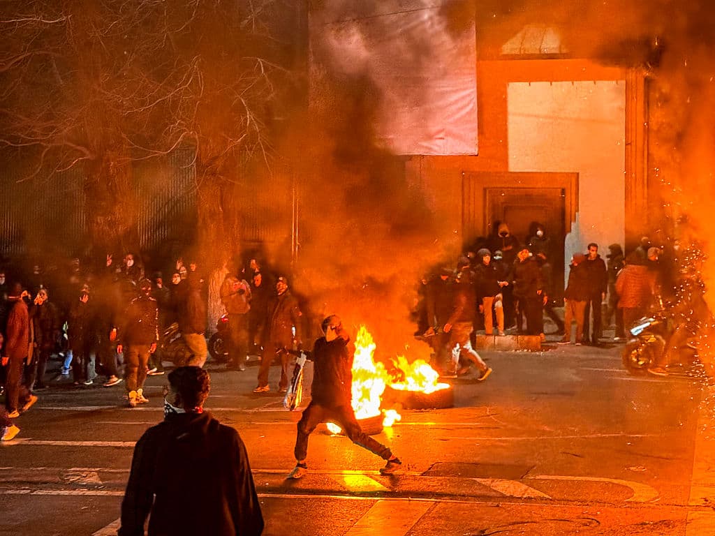 Iraníes se reúnen mientras bloquean una calle durante una protesta en Teherán, Irán, el 9 de enero de 2026. Las protestas a nivel nacional comenzaron en el Gran Bazar de Teherán contra las políticas económicas fallidas a finales de diciembre, se extendieron a las universidades y otras ciudades, e incluyeron consignas económicas, políticas y antigubernamentales. (Foto de MAHSA / Middle East Images / AFP a través de Getty Images)
