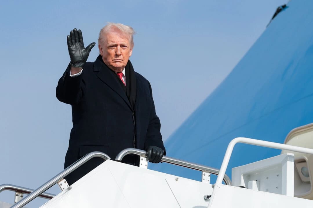 El presidente Donald Trump saluda al subir al Air Force One en la Base Conjunta Andrews, Maryland, el 16 de enero de 2026. (Anna Moneymaker/Getty Images)