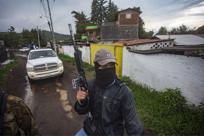 Hombre armado en las plantaciones de aguacate, azotadas por los cárteles de la droga que dominan la zona, en Ario de Rosales, estado de Michoacán, México, el 8 de julio de 2021. (ENRIQUE CASTRO/AFP vía Getty Images)