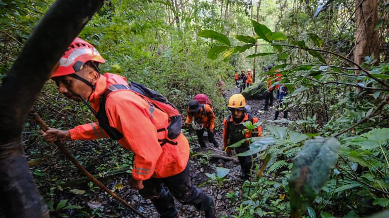 Avión de Indonesia con 11 personas desaparece en región montañosa