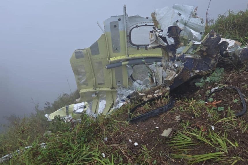 Restos de un avión turbohélice ATR 42-500 en el monte Bulusaraung, en la provincia de Sulawesi del Sur, Indonesia, el 18 de enero de 2026, después de que la aeronave perdiera contacto el sábado. (BASARNAS vía AP)
