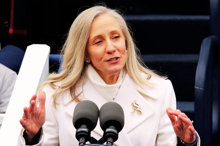 La gobernadora de Virginia, Abigail Spanberger, habla tras tomar posesión de su cargo en el Capitolio del estado de Virginia el 17 de enero de 2026 en Richmond, Virginia. Spanberger es la primera mujer elegida para el cargo más alto de la Mancomunidad de Virginia. (Alex Wong/Getty Images)