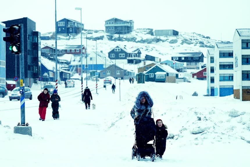 La gente camina por la nieve recién caída en el centro de la ciudad el 18 de enero de 2026 en Nuuk, Groenlandia. (Sean Gallup/Getty Images)