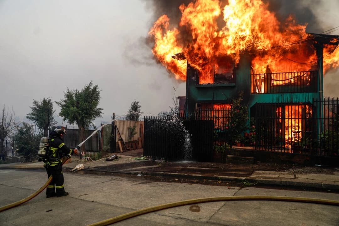 Incendios en Chile dejan al menos 18 muertos, bomberos luchan contra calor extremo y fuertes vientos