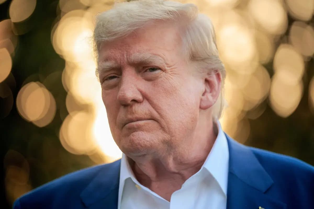 El presidente Donald Trump habla con los periodistas antes de abordar el helicóptero presidencial Marine One y partir de la Casa Blanca el 24 de junio de 2025. (Chip Somodevilla/Getty Images)