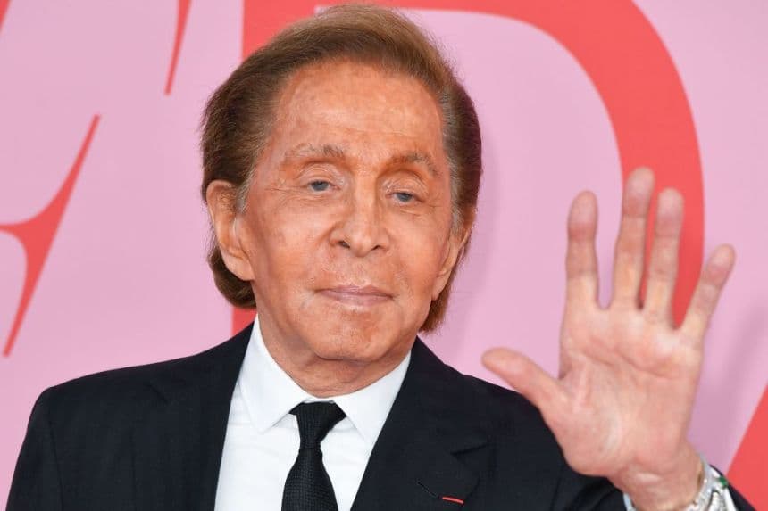 El diseñador italiano Valentino llega a la entrega de los premios CFDA 2019 en el Museo de Brooklyn, en Nueva York, el 3 de junio de 2019. (ANGELA WEISS/AFP a través de Getty Images)