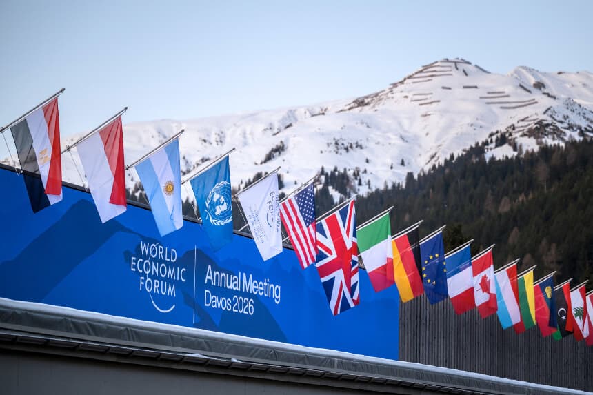 NOTA DEL EDITOR: Contenido gráfico / Se ve un cartel del Foro Económico Mundial (FEM) en la parte superior del Centro de Congresos que acoge la reunión anual del FEM en la estación alpina de Davos, en su día de inauguración en Davos, el 19 de enero de 2026. El Foro Económico Mundial se celebra en Davos del 19 al 23 de enero de 2026. (Foto de Fabrice COFFRINI / AFP a través de Getty Images).