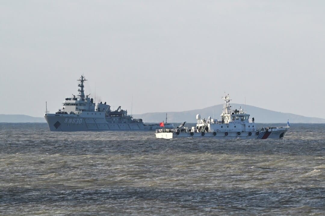 Barcos chinos patrullan mientras el Ejército Popular de Liberación realiza maniobras militares en la isla de Pingtan, en la provincia de Fujian, al este de China, el punto más cercano a Taiwán, el 30 de diciembre de 2025. (Adek Berry/AFP a través de Getty Images)