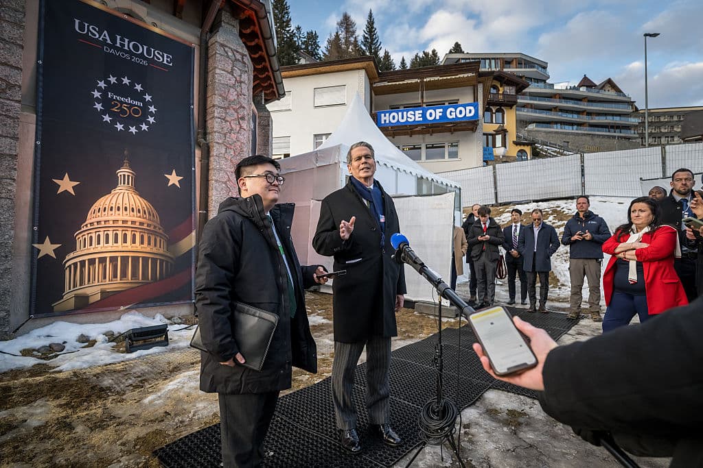 El secretario del Tesoro de EE. UU., Scott Bessent, habla durante una rueda de prensa fuera de la Casa de EE. UU. en la reunión anual del Foro Económico Mundial (FEM) en Davos el 19 de enero de 2026. El Foro Económico Mundial se celebra en Davos del 19 al 23 de enero de 2026. (Foto de Fabrice COFFRINI / AFP a través de Getty Images)