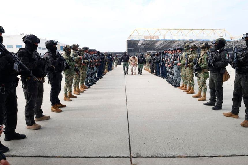 Fotografía cedida por la Secretaria de Seguridad y Protección Ciudadana, que muestra el operativo del traslado de 37 presos desde la Ciudad de México, México. (EFE/Secretaria de Seguridad y Protección Ciudadana)