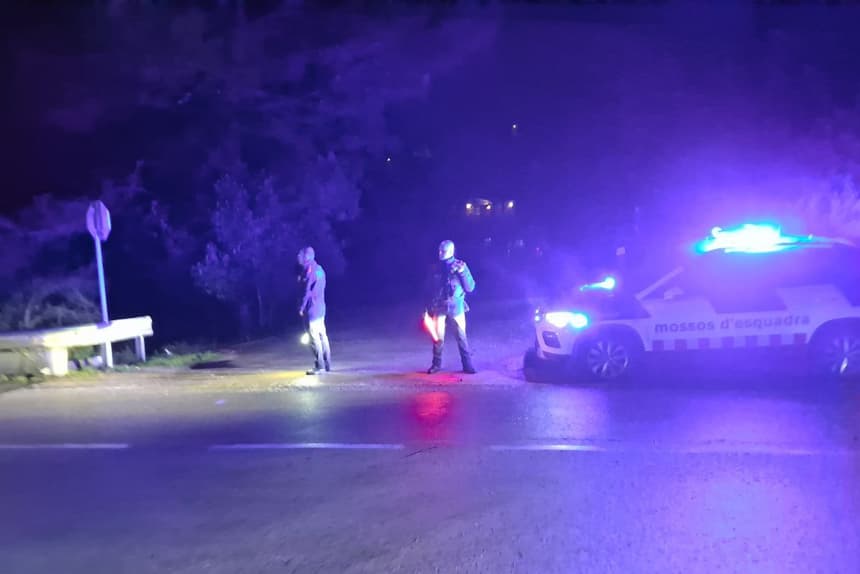 Miembros de los Mossos d´esquadra se han desplazado a la localidad barcelonesa de Gélida donde se ha producido el descarrilamiento de un tren de Rodalies tras chocar contra un muro de contención caído en la via. (EFE/ Mossos d´esquadra)