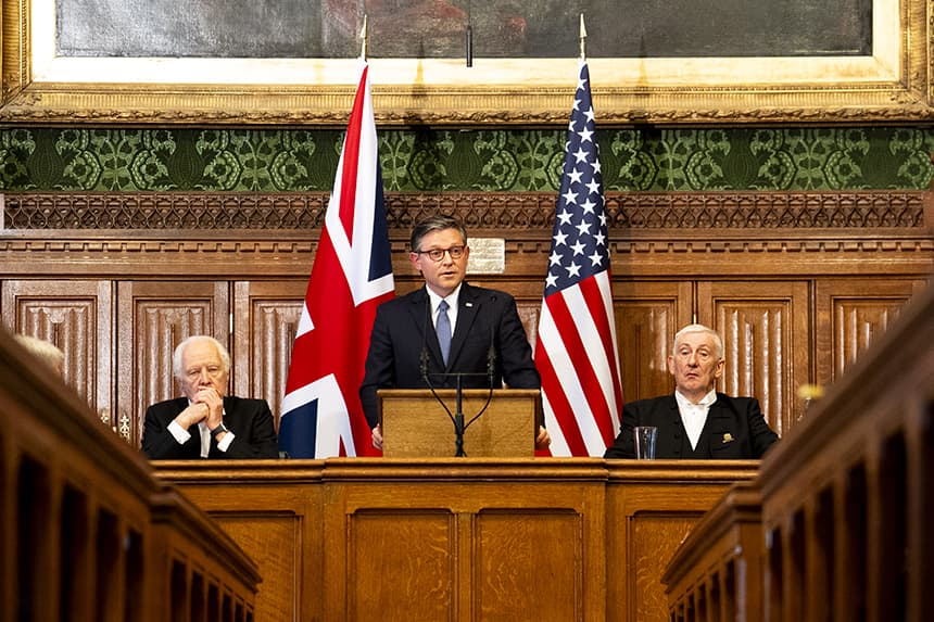 El presidente de la Cámara de Representantes de Estados Unidos, Mike Johnson (C), se dirige a los miembros del Parlamento en la Cámara de los Comunes junto al presidente de la Cámara de los Lores, Lord McFall (I), y el presidente de la Cámara de los Comunes, Sir Lindsay Hoyle (D), el 20 de enero de 2026 en Londres, Inglaterra. (Jordan Pettitt - WPA Pool/Getty Images)