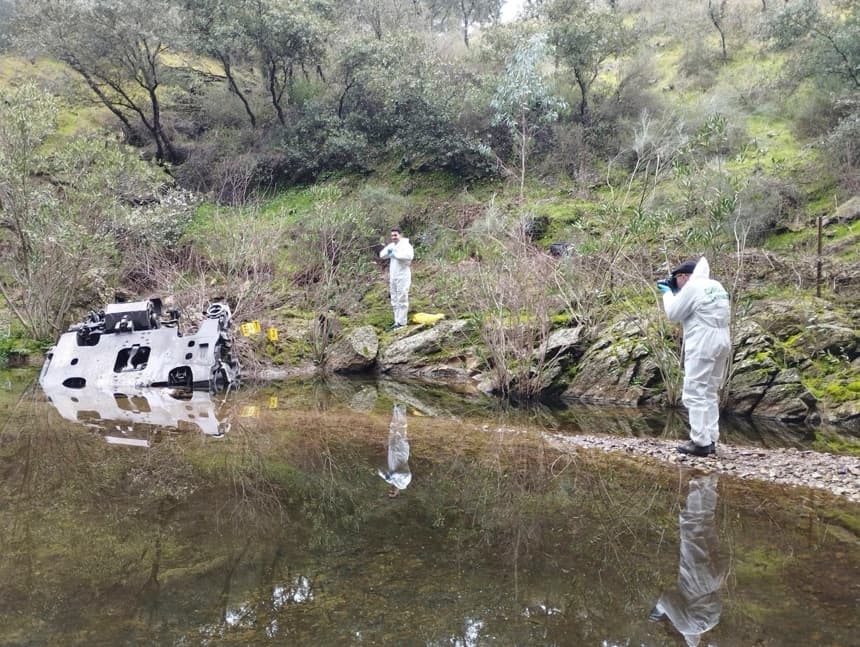 La Guardia Civil investiga la pieza del eje de un tren encontrada cerca del lugar del accidente ferroviario de Adamuz del pasado domingo. El Instituto Armado tenía localizada esa pieza desde el pasado lunes a través de sistema de infografía forense 3D que se obtienen de drones. El Equipo Central de Inspecciones Oculares ha realizado la identificación y reseña, pero debido a su volumen y peso, se ha dejado en el lugar del hallazgo. Es una de las cientos de evidencias que se están recopilando en el lugar. En cualquier caso el análisis técnico lo realiza la Comisión de Investigación de Accidentes Ferroviarios (CIAF). (EFE/ Guardia Civil)