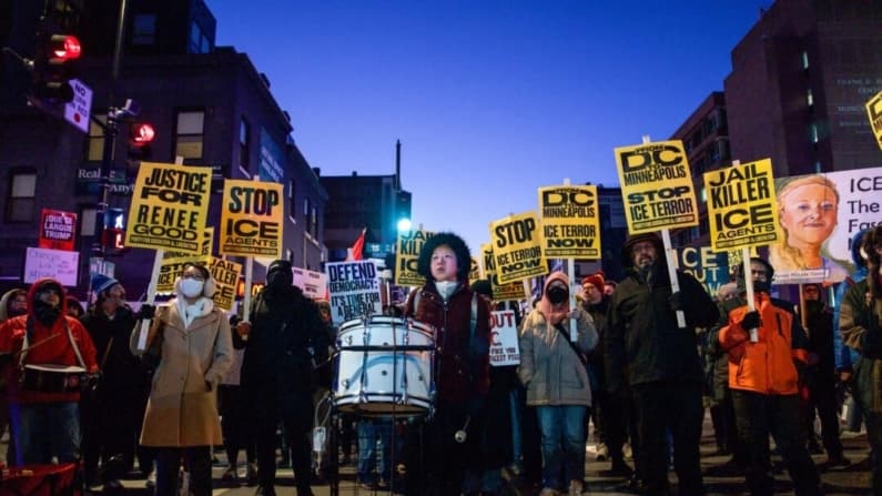 Manifestantes protestan contra la administración Trump y el ICE en varias partes de Estados Unidos