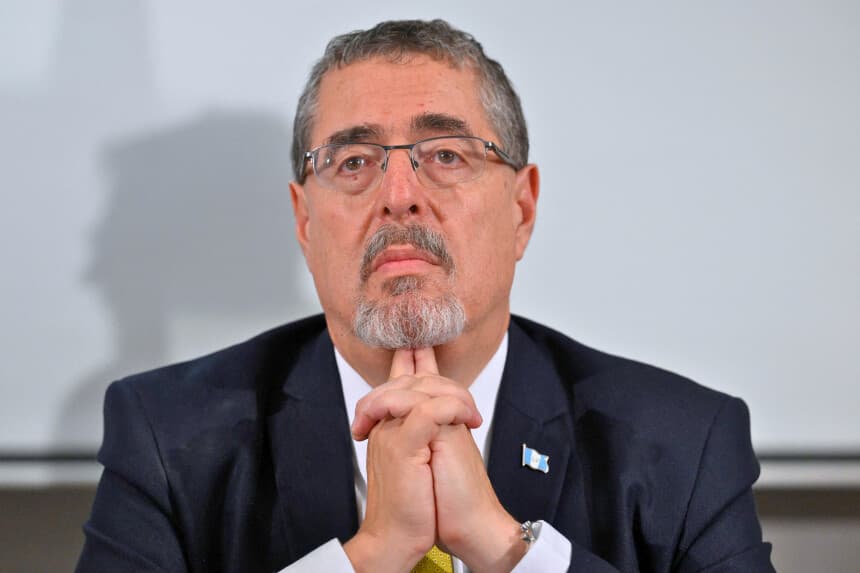 TOPSHOT - El candidato presidencial guatemalteco por el partido Semilla, Bernardo Arévalo, habla durante una rueda de prensa antes de celebrar los resultados de la segunda vuelta de las elecciones presidenciales en su sede de la ciudad de Guatemala, el 20 de agosto de 2023. El sorprendente favorito Bernardo Arévalo se alzó con la victoria en las elecciones presidenciales de Guatemala el domingo, con su mensaje anticorrupción que entusiasmó a los cansados votantes. (Foto de Luis ACOSTA / AFP) (Foto de LUIS ACOSTA/AFP a través de Getty Images).