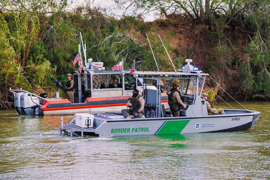 Una embarcación de la Guardia Costera de los Estados Unidos y de la Patrulla Fronteriza patrulla el río Grande el 7 de enero de 2026 en Brownsville, Texas. (Michael Gonzalez/Getty Images)