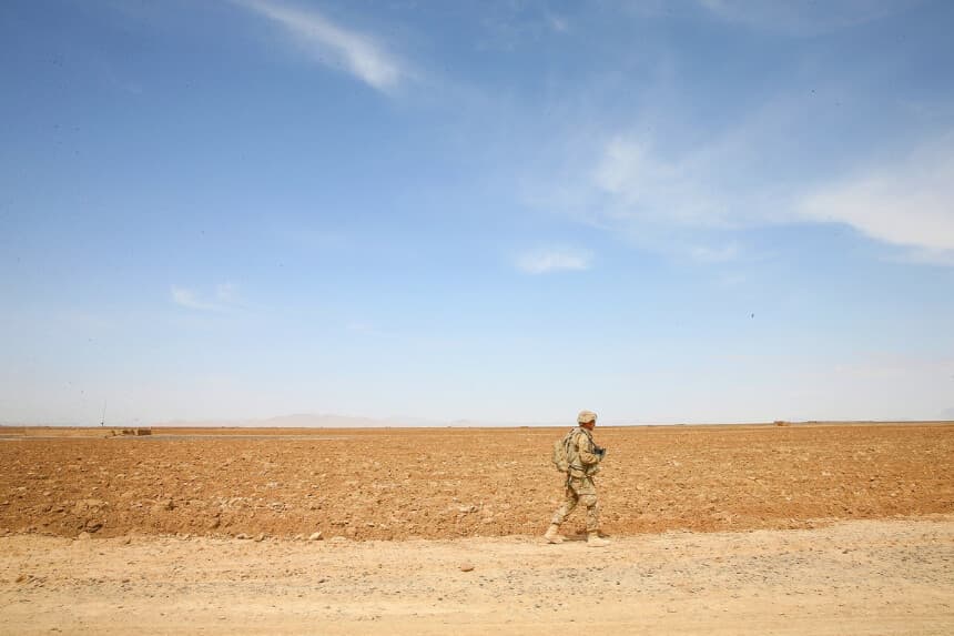KANDAHAR, AFGANISTÁN - 2 DE MARZO: El cabo Matthew Moebes, de Decator, Alabama, perteneciente al 4.º escuadrón del 2.º regimiento de caballería del Ejército de los Estados Unidos, camina hacia una aldea durante una patrulla conjunta con soldados del Ejército Nacional Afgano (ANA) el 2 de marzo de 2014 cerca de Kandahar, Afganistán. El presidente Obama ordenó recientemente al Pentágono que comenzara a planificar la retirada de Afganistán para finales de 2014 si el presidente afgano Hamid Karzai o su sucesor se negaban a firmar el Acuerdo Bilateral de Seguridad. (Foto de Scott Olson/Getty Images).