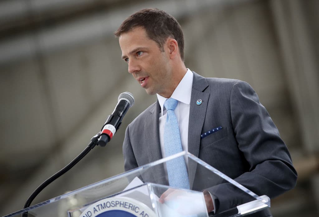 Neil Jacobs, administrador en funciones de la Administración Nacional Oceánica y Atmosférica (NOAA), habla en la rueda de prensa sobre las perspectivas para la temporada de huracanes de 2019 de la NOAA, celebrada el 23 de mayo de 2019 en Arlington, Virginia. (Foto de Win McNamee/Getty Images)