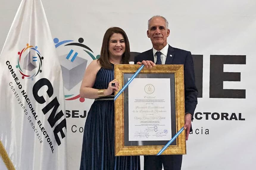 Honduras formaliza triunfo de Asfura al entregarle credencial presidencial