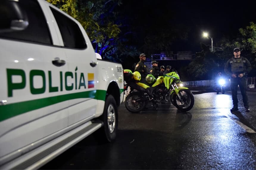 Agentes de la policía colombiana montan guardia en Cúcuta, en un paso fronterizo con la vecina Venezuela, el 3 de enero de 2026. (Schneyder Mendoza / AFP a través de Getty Images)