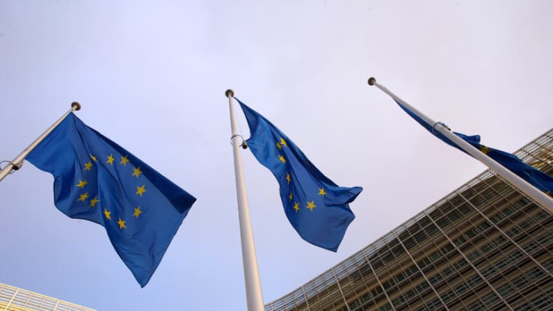 UE aprueba normas para deportar inmigrantes ilegales a países considerados seguros