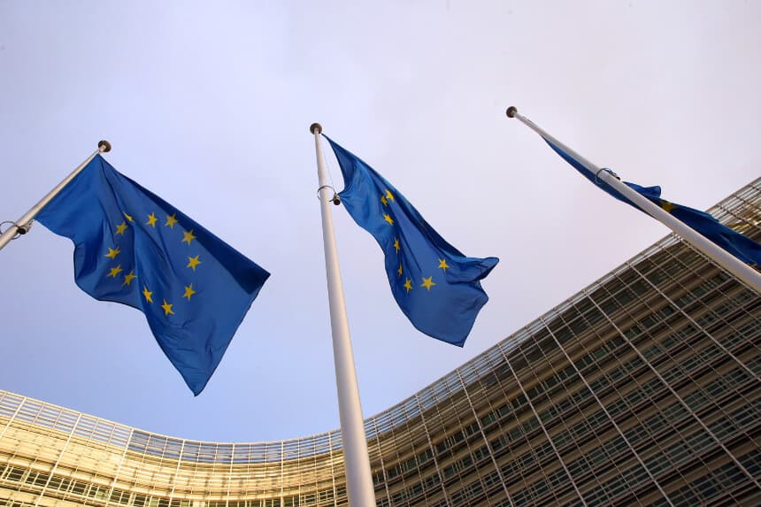 En esta fotografía tomada el 25 de diciembre de 2020, se pueden ver banderas de la Unión Europea ondeando fuera de la sede de la Comisión Europea en Bruselas. (Foto de François WALSCHAERTS / AFP) (Foto de FRANCOIS WALSCHAERTS/AFP a través de Getty Images).