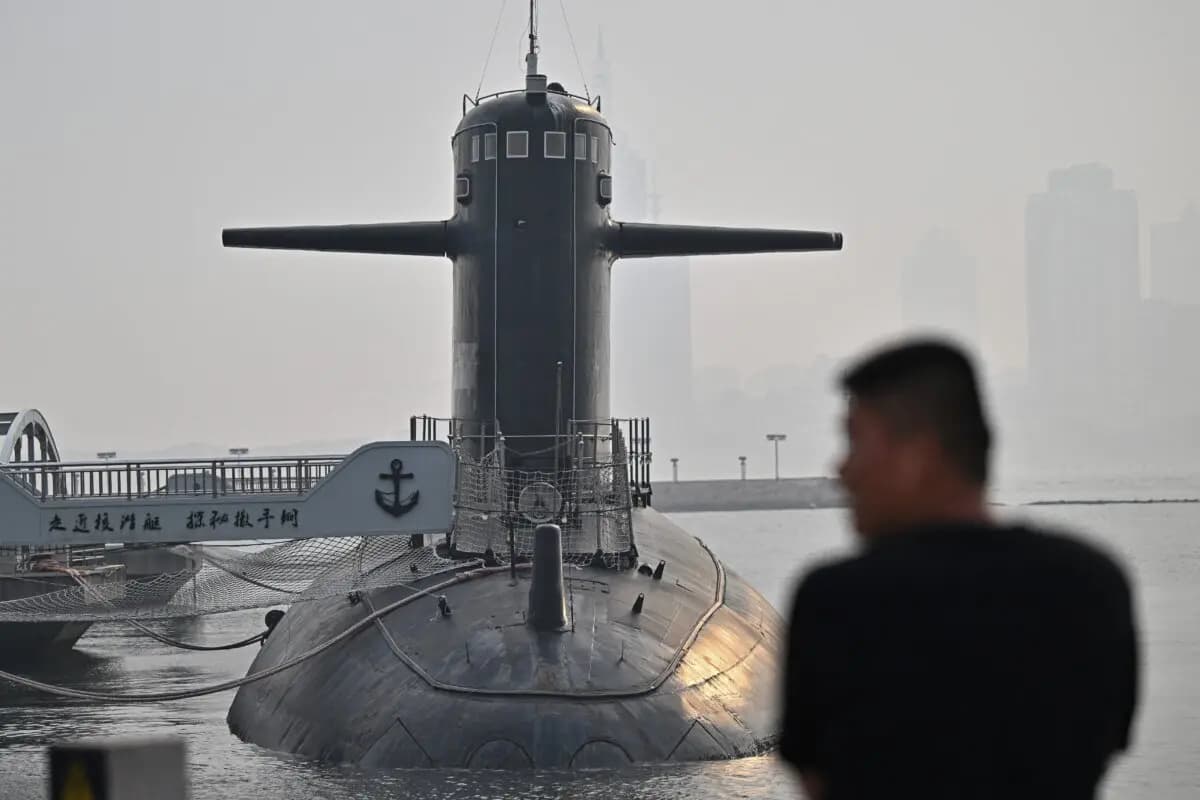 Un hombre observa un submarino durante una visita de los medios de comunicación al Museo Naval del Ejército Popular de Liberación, organizada por la Armada del EPL antes de la reunión de ministros de Defensa de los Estados miembros de la Organización de Cooperación de Shanghái en Qingdao, en la provincia oriental de Shandong (China), el 25 de junio de 2025. (Pedro Pardo/AFP a través de Getty Images)