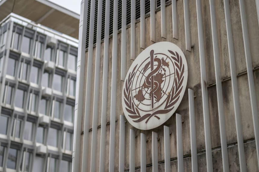 Logotipo de la Organización Mundial de la Salud (OMS) en la fachada de la sede de la organización en Ginebra, el 23 de abril de 2025. (FABRICE COFFRINI/AFP a través de Getty Images)