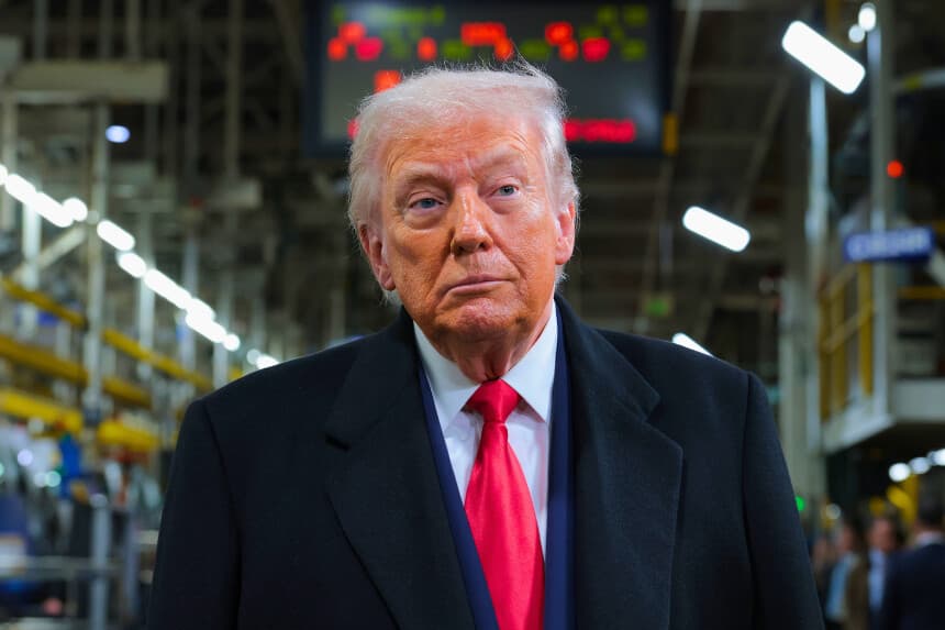 DEARBORN, MICHIGAN - 13 DE ENERO: El presidente de los Estados Unidos, Donald Trump, visita el complejo Ford River Rouge el 13 de enero de 2026 en Dearborn, Michigan. Trump está de visita en Michigan, donde participará en una visita al complejo Ford River Rouge y posteriormente pronunciará un discurso en el Detroit Economic Club. (Foto de Anna Moneymaker/Getty Images).