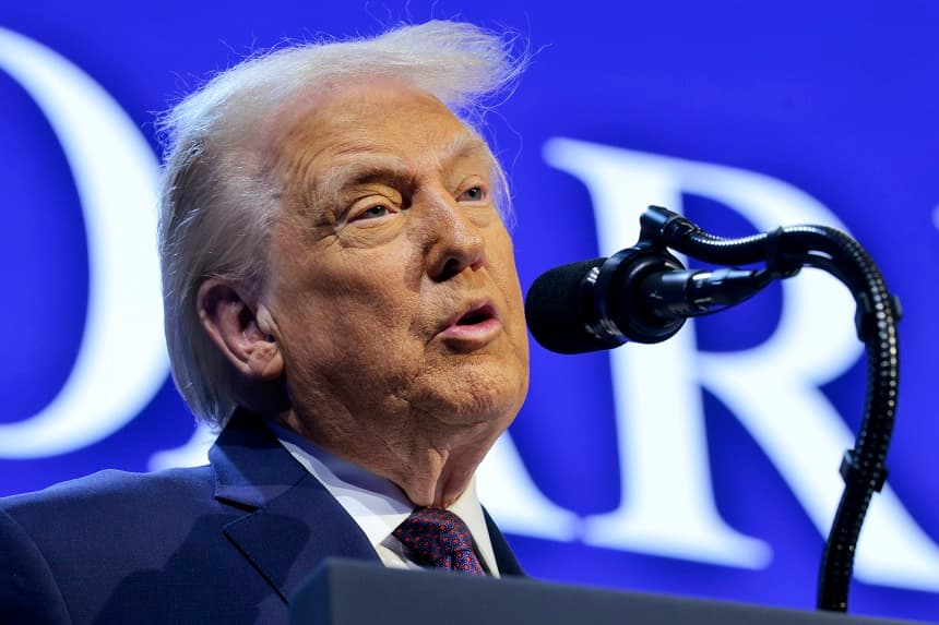 El presidente de Estados Unidos, Donald Trump, habla mientras presenta la "Junta de Paz" en el escenario del Foro Económico Mundial (FEM) el 22 de enero de 2026 en Davos, (Chip Somodevilla/Getty Images)