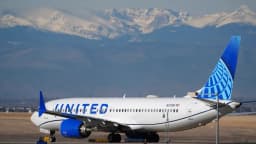 Comisario de UE advierte posibles problemas de suministro a largo plazo de combustible para aviones