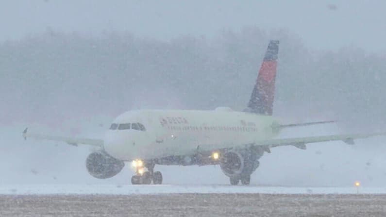Aerolíneas de EE. UU. emiten exenciones de viaje ante tormenta invernal generalizada