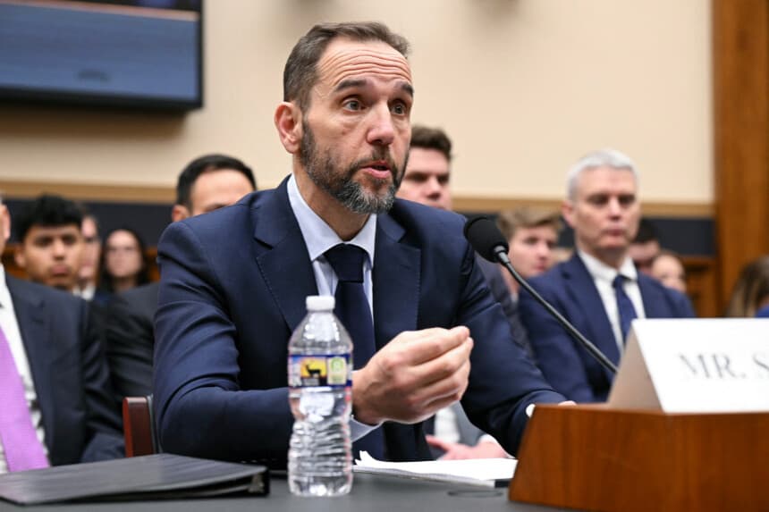 El exfiscal especial estadounidense Jack Smith testifica ante el Comité Judicial de la Cámara de Representantes sobre sus investigaciones al presidente Donald Trump, en el edificio Rayburn House Office Building del Capitolio, en Washington D. C., el 22 de enero de 2026. El exfiscal especial Jack Smith defendió el jueves su acusación contra Donald Trump, al que acusa de participar en un "plan delictivo" para invalidar los resultados de las elecciones presidenciales de 2020, en las que perdió frente al demócrata Joe Biden. (Foto de SAUL LOEB / AFP a través de Getty Images).