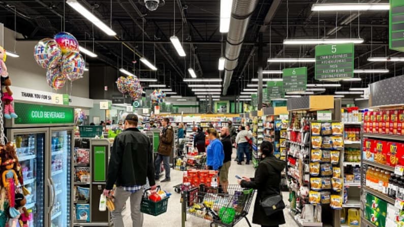 Compradores vacían estanterías de supermercados antes de la llegada de una gran tormenta invernal