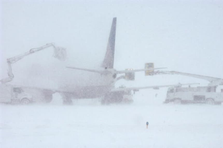 El personal encargado del deshielo intenta limpiar la nieve y el hielo de un avión de Continental Airlines en el Aeropuerto Internacional de Denver, el 20 de diciembre de 2006, en Denver, Colorado. (Thomas Cooper/Getty Images).