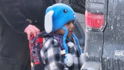 Juez bloquea deportación de niño de 5 años y su padre bajo custodia del ICE