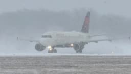 Aerolíneas cancelan casi 12,000 vuelos ante la llegada de una tormenta invernal catastrófica a EE. UU.