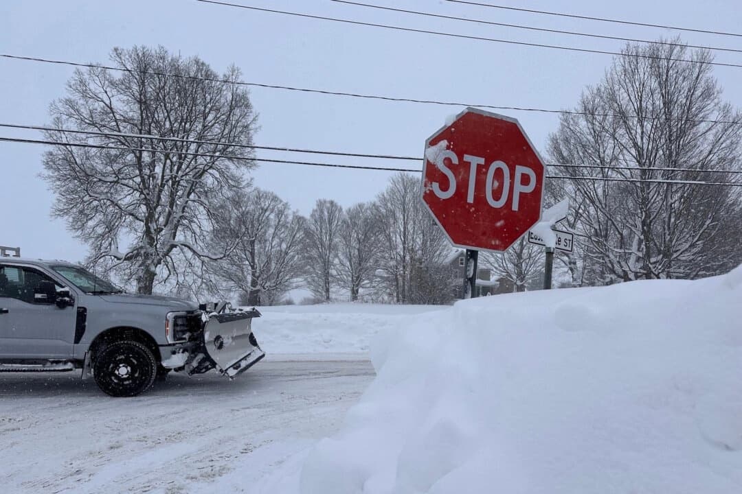Un conductor se desplaza entre la nieve recién caída en Lowville, Nueva York, el 23 de enero de 2026. (Foto AP/Cara Anna)