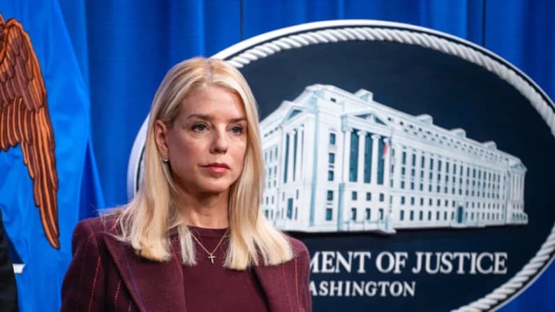 DOJ pide a juez bloquear publicación del informe sobre investigación de documentos de Trump