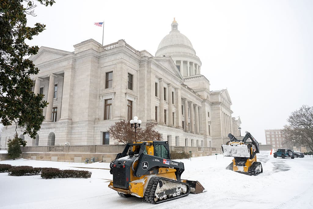 Trabajadores retiran nieve en el Capitolio Estatal de Arkansas el 24 de enero de 2026 en Little Rock, Arkansas. Una enorme tormenta invernal está provocando temperaturas gélidas, hielo y nieve a casi 200 millones de estadounidenses. (Foto de Will Newton/Getty Images)