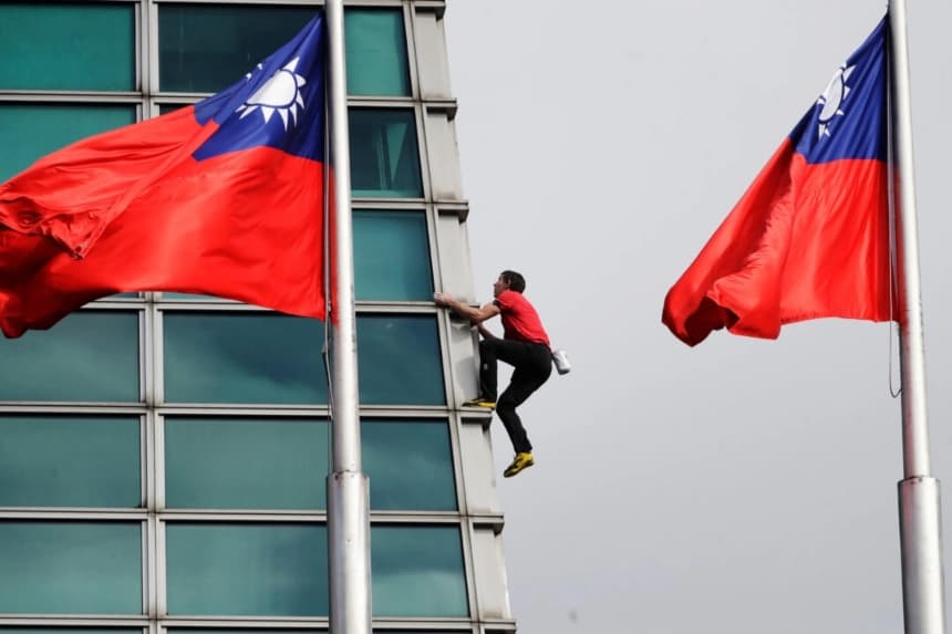 El escalador estadounidense Alex Honnold realiza una escalada en solitario en el rascacielos Taipéi 101, en Taipéi, Taiwán, el 25 de enero de 2026. (Chiang Ying-ying/AP Photo)