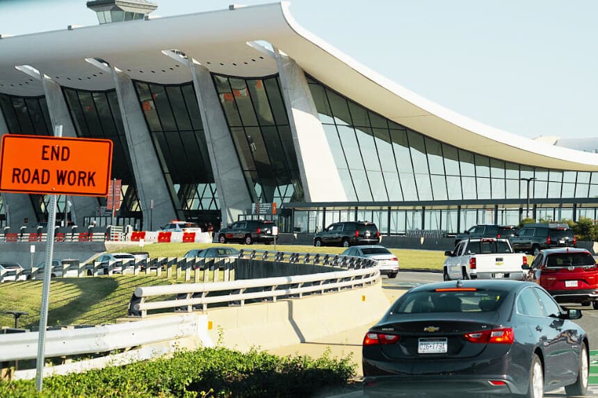La caravana con el presidente de Estados Unidos, Donald Trump, pasa por delante de la terminal principal del Aeropuerto Internacional Dulles, en Dulles, Virginia, el 4 de octubre de 2025. (SAUL LOEB/AFP a través de Getty Images)