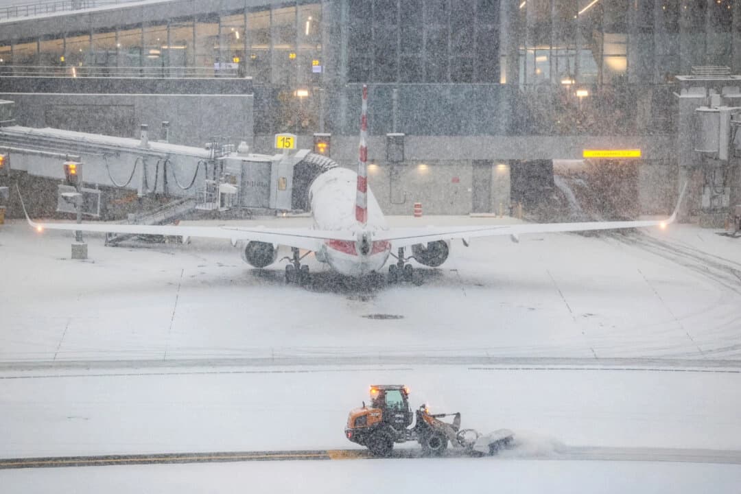 Un buque patrullero con la matrícula "P571" navega junto a tanques de almacenamiento de combustible a lo largo de la costa cerca del aeropuerto de Nuuk, con islas nevadas al fondo, en Nuuk, Groenlandia, el 20 de enero de 2026. (Jonathan Nackstrand/AFP vía Getty Images)