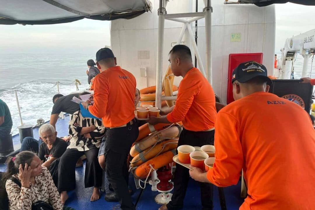 Esta foto publicada por la Guardia Costera de Filipinas muestra a su personal atendiendo a las personas que viajaban a bordo del M/V Trisha Kerstin 3 en las aguas de la isla de Baluk-Baluk, Basilan, Filipinas, el lunes 26 de enero de 2026. (Guardia Costera de Filipinas vía AP)
